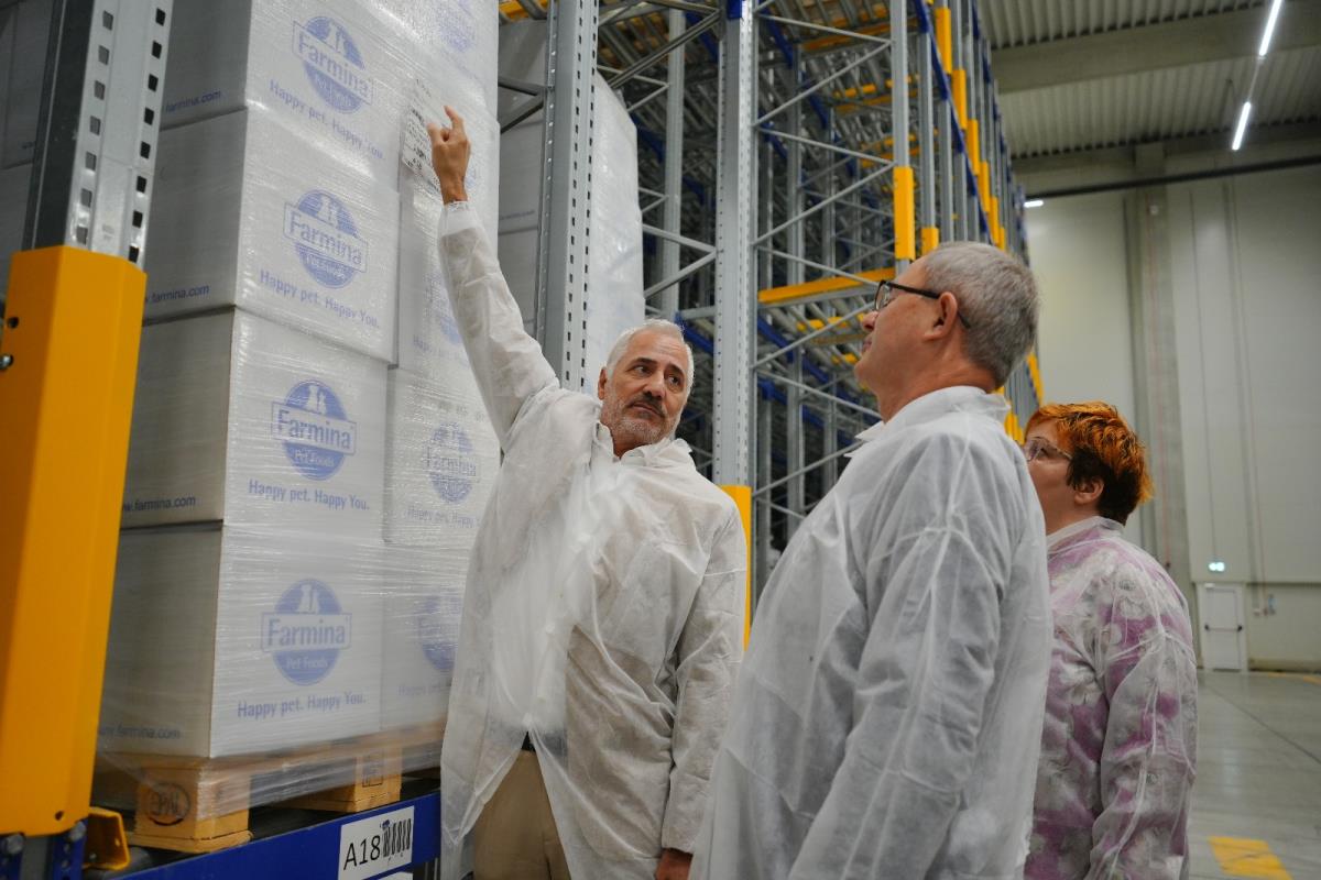 Fabrika u Inđiji među liderima proizvodnje hrane za kućne ljubimce! Ministar Glamočić posetio jednu od najuspešnijih kompanija u Srbiji