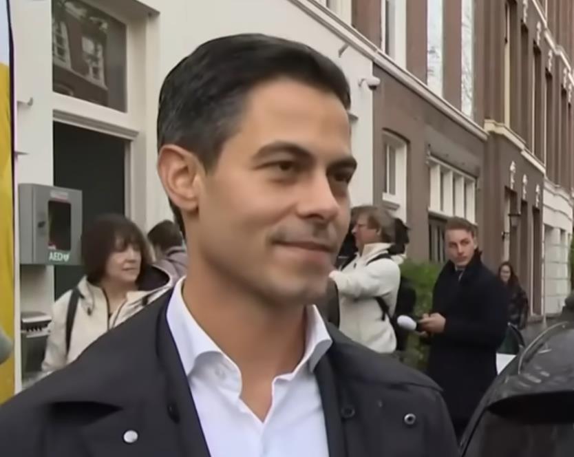 HOLANDIJA DOBIJA MANJINSKU VLADU: Zemlju će voditi najmlađi i prvi gej premijer Rob Jeten (38) Kép