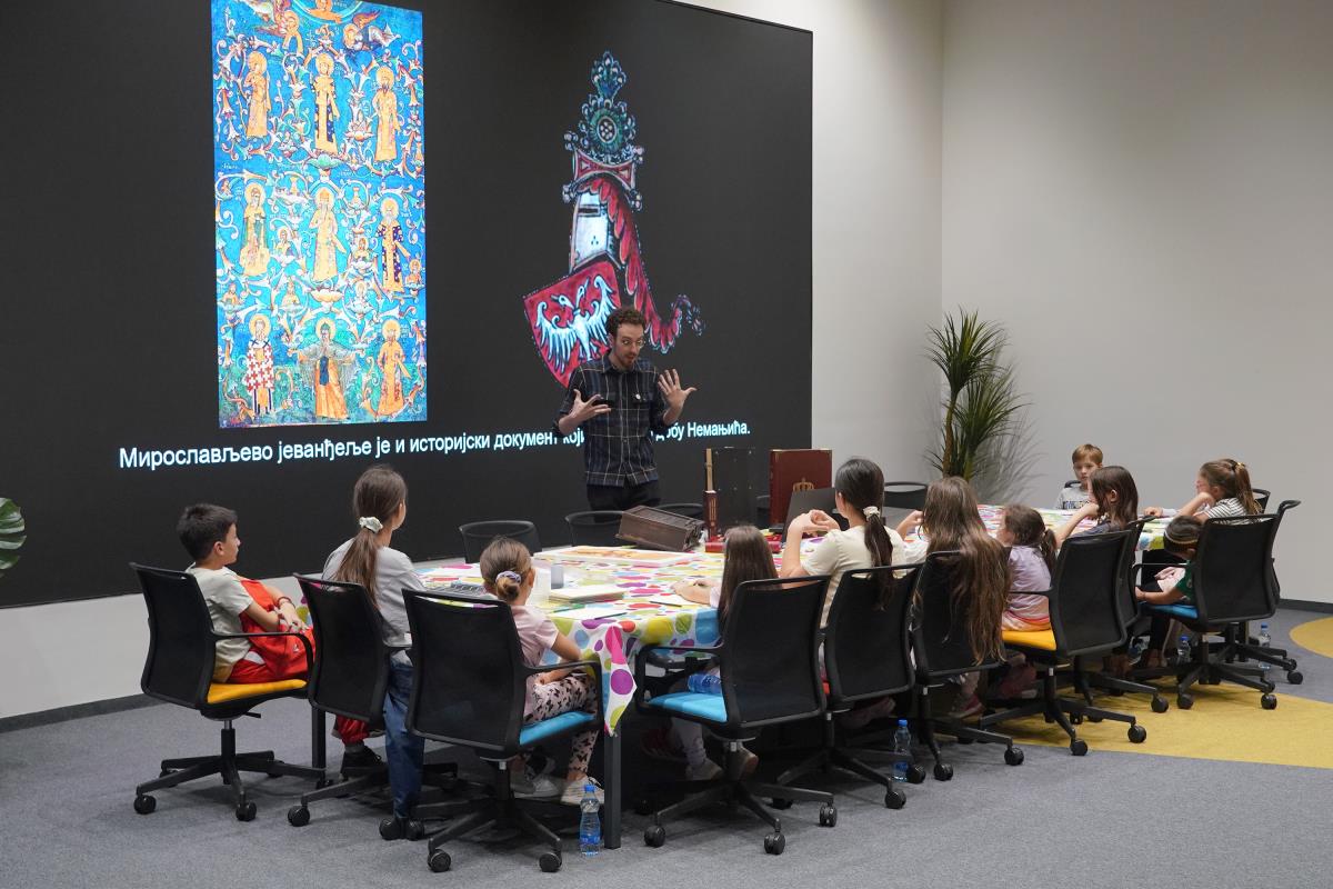 Tradicija tkana mastilom i zlatom: "Miroslavljevo jevanđelje“ oživelo u dečjim rukama u Ekspo 2027 Plejgraundu (foto)