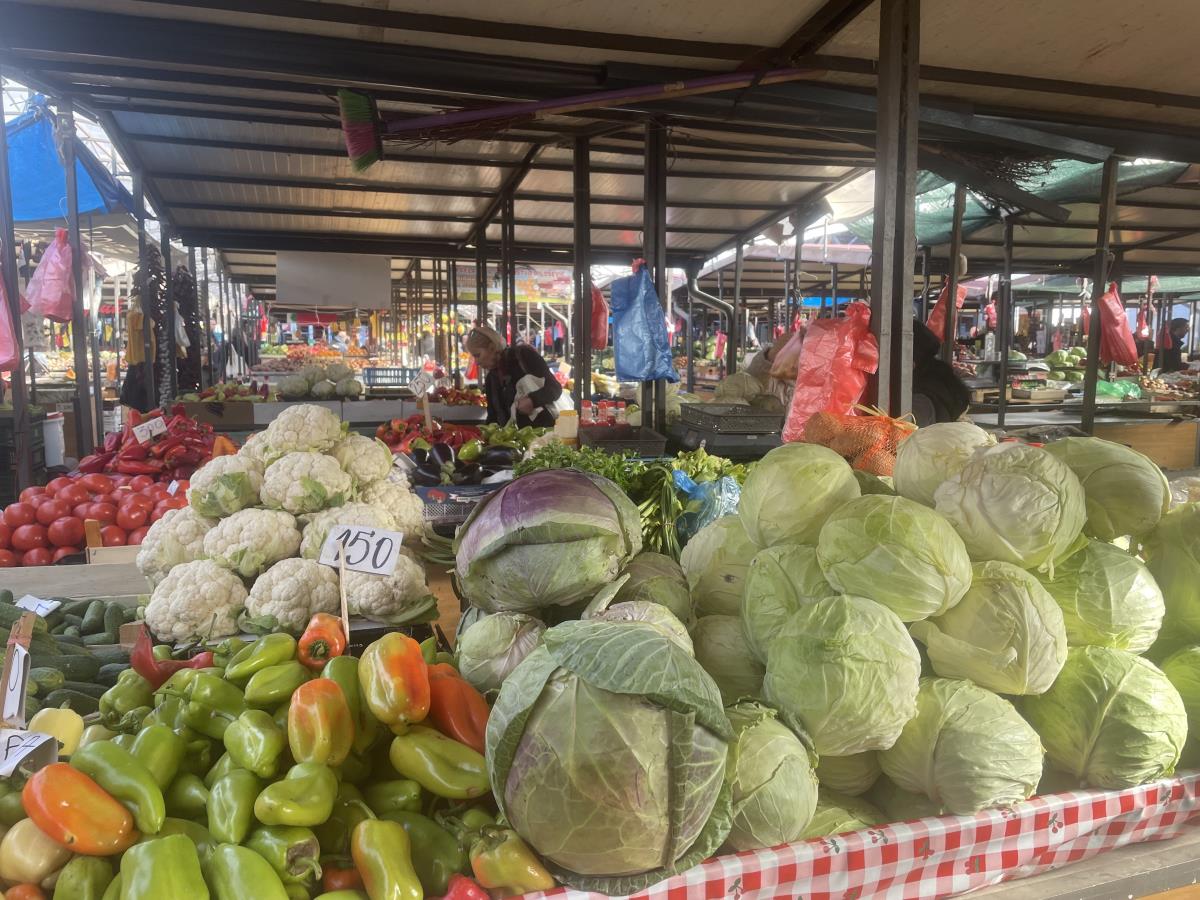 Ovo su cene voća i povrća na tezgrama u Srbiji: Nešto pojeftinilo, nešto poskupelo, presek stanja po gradovima Ovo su cene voća i povrća na tezgrama u Srbiji: Nešto pojeftinilo, nešto poskupelo, presek stanja po gradovima