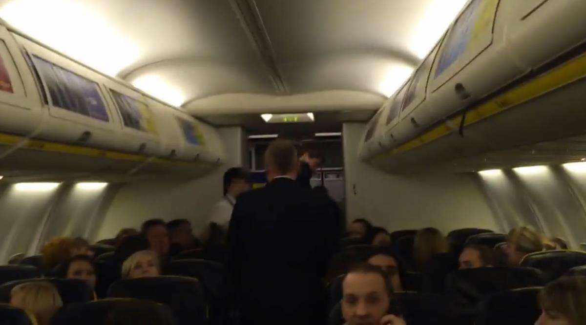 (Video) Neverovatna situacija na letu za Grčku! Prosuli tinejdžeru čaj, pa morali da mu isplate odštetu čak 20.000 evra