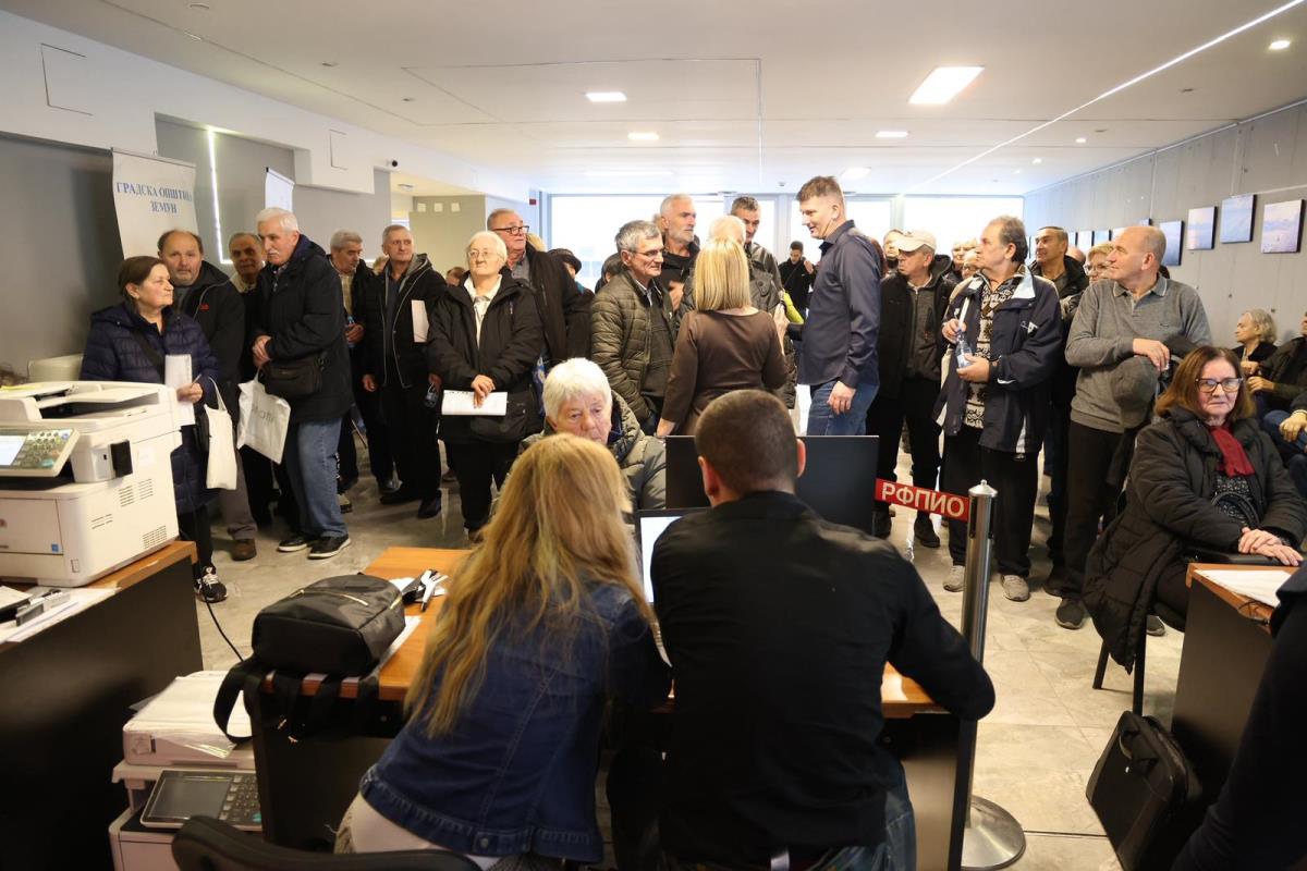 Više od 420.000 prijava! Za upis bespravnih objekata po novom zakonu "Svoj na svome" interesovanje i dalje veliko Više od 420.000 prijava! Za upis bespravnih objekata po novom zakonu "Svoj na svome" interesovanje i dalje veliko