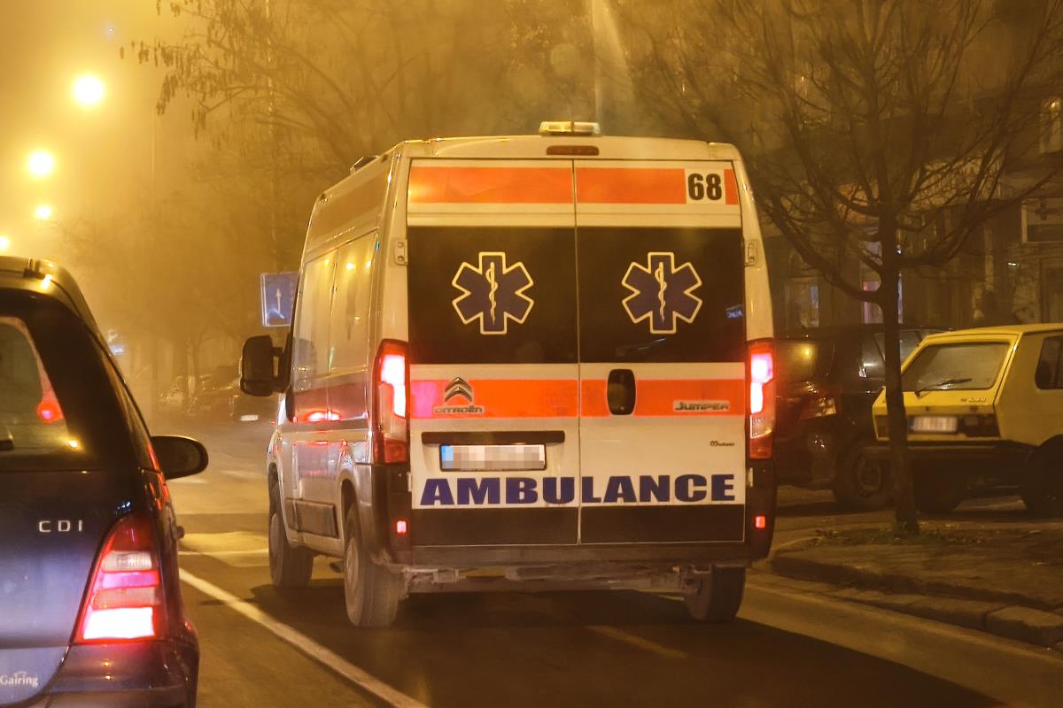 "VOZAČ ODMAH IZAŠAO DA MU POMOGNE!" Oboren pešak u centru Zlatibora, Hitna pomoć na licu mesta Kép