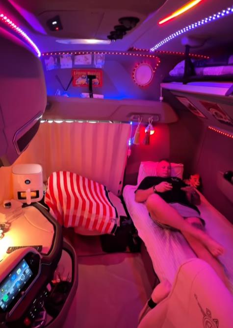 ŽIVOT U ŠOFERSKOJ KABINI BOLJI NEGO U HOTELU! Prelazi hiljade kilometara po Evropi, a iz kamiona NE MORA ni da izlazi