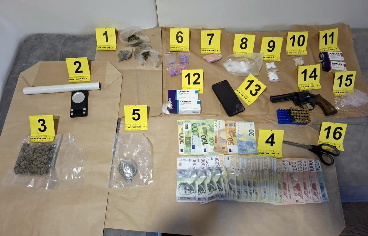 UHAPŠEN MLADIĆ U BEOGRADU Policija u stanu pronašla drogu i oružje