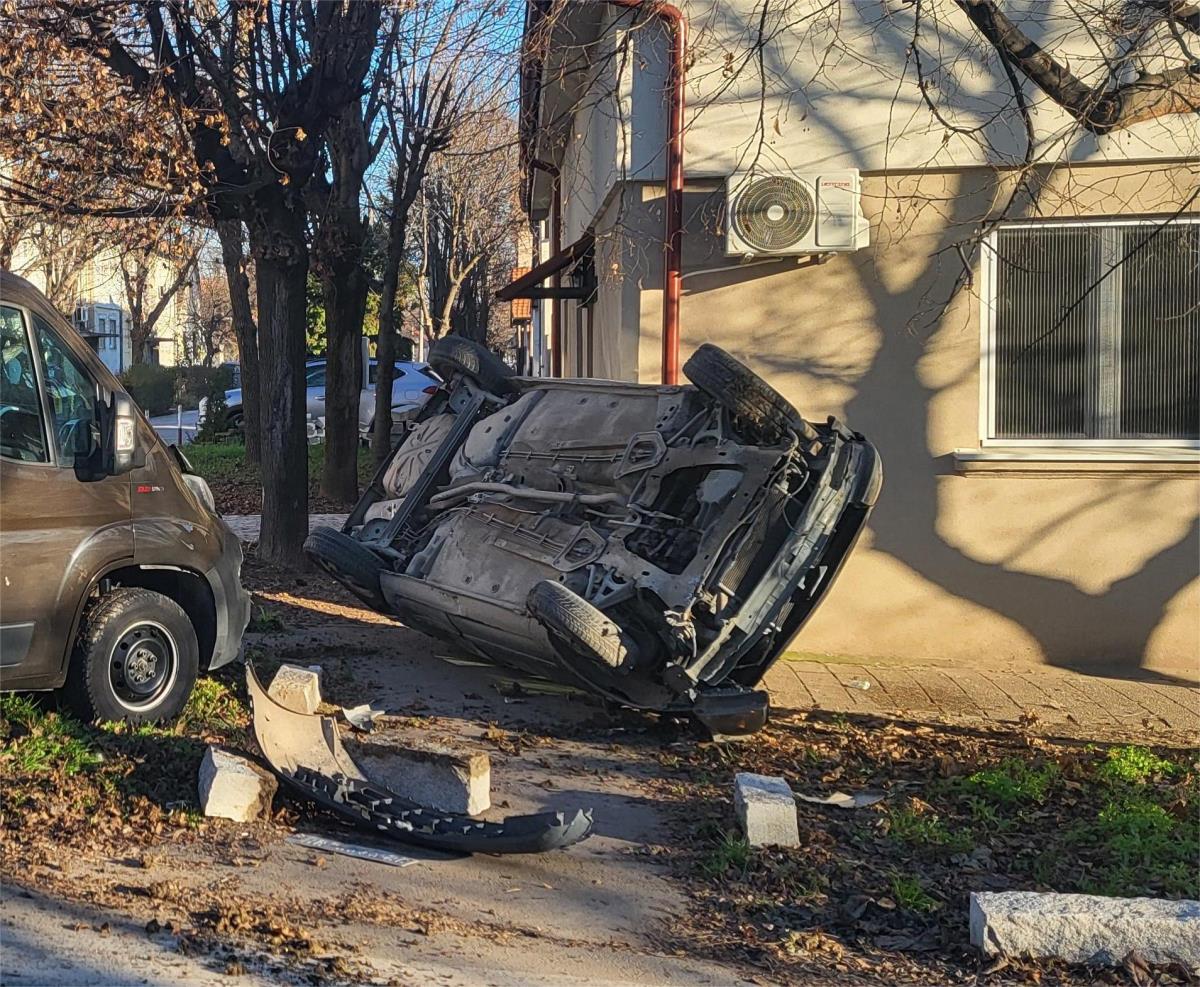 (UZNEMIRUJUĆE!) DRAMATIČNA SAOBRAĆAJKA U ZEMUNU! Automobil se prevrće, mladić ostaje zaglavljen, a onda PRILAZE PROLAZNICI: Pogledajte hrabru akciju spasavanja!