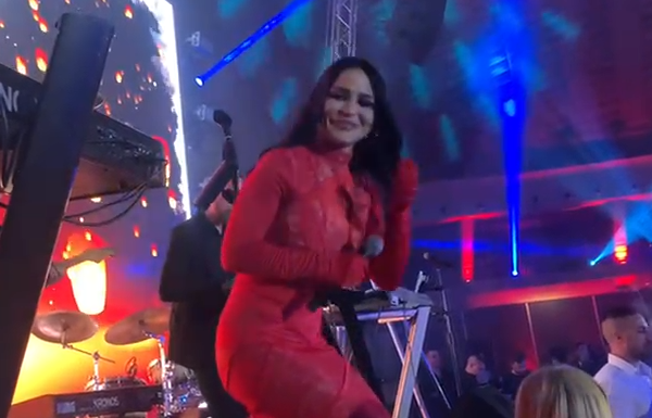 (FOTO/VIDEO) ALEKSANDRI MLADENOVIĆ PUKLA HALJINA NA ZADNJICI Nezapamćena neprijatnost na bini uoči Nove godine!