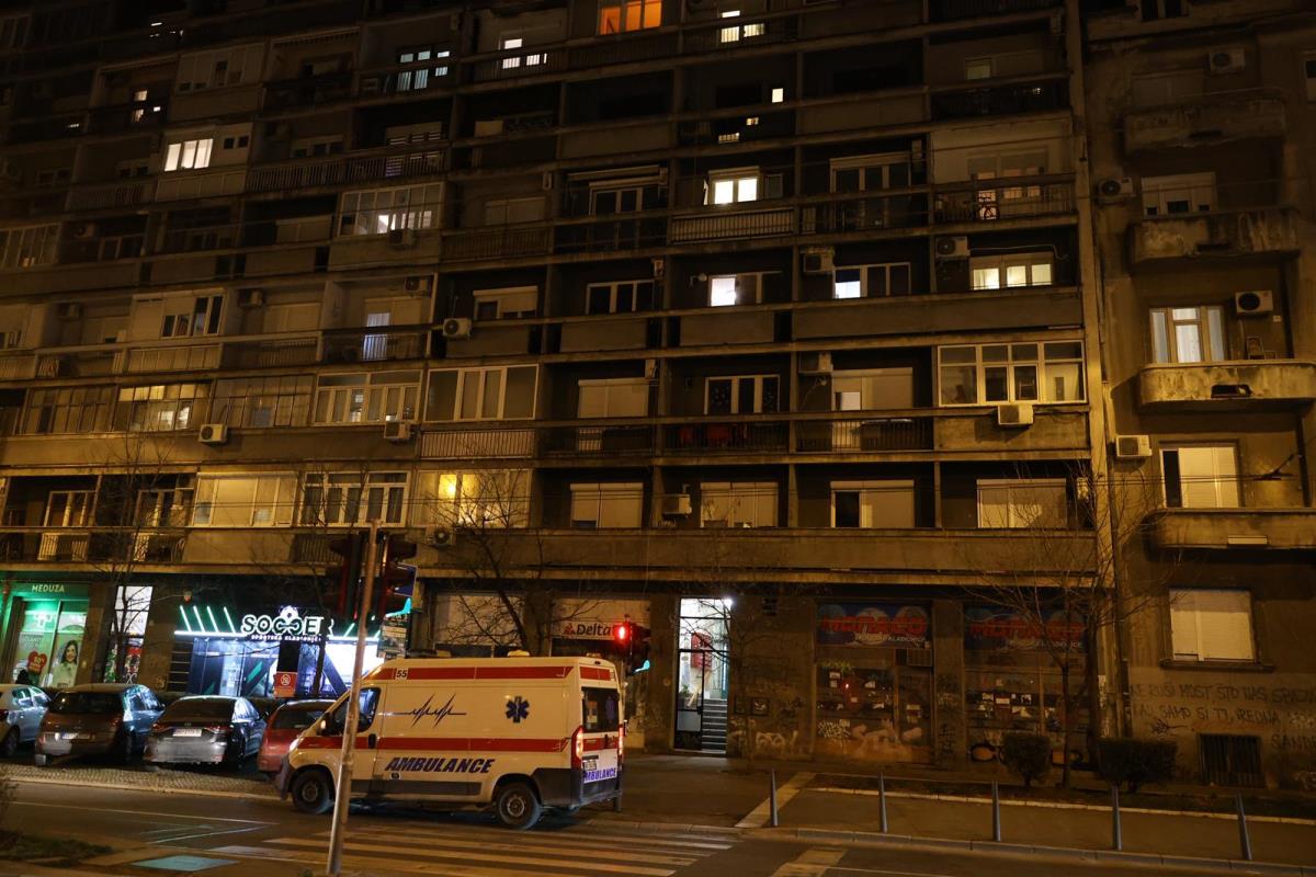 NOVI DETALJI HORORA U CENTRU BEOGRADA! Poznato ko je mladić (30) koji je skočio sa 8. sprata: Policija u stanu pronašla mrtvu devojku, a zatim i OVO!