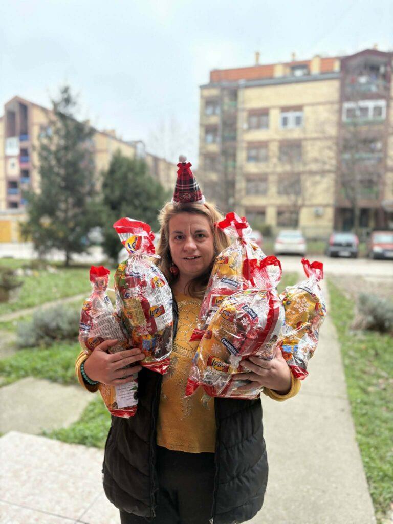HEROINA BEZ TITULE! Vesna iz Sremske Mitrovice o šišala grad, a "nahranila" 90 DEČIJIH OSMEHA: "Teta Veki, hoće li biti paketića?" (FOTO)