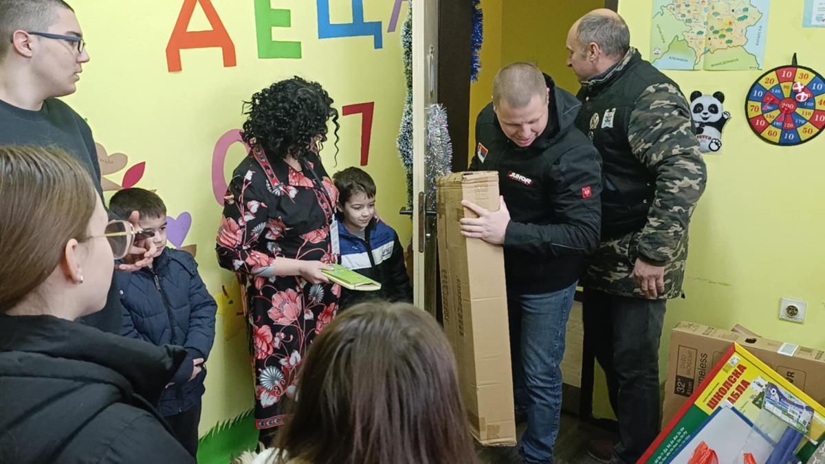 BOŽIĆNI PAKETIĆI ZA ČLANOVE UDRUŽENJA "NAŠA DECA 037"! "Juhor Adventure" obradovao mališane u Varvarinu (FOTO)