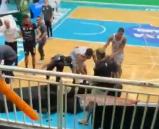 UZNEMIRUJUĆE! Strahota! Snimci nasilja kruže mrežama! Košarkaški sudija brutalno pretučen posle utakmice Prve lige
