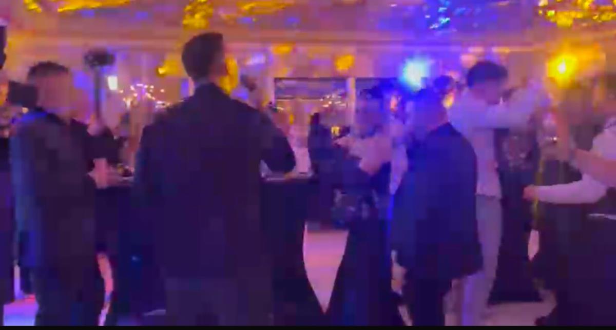 PARE PLJUŠTE NA SVE STRANE! Borko Radivojević kiti pevača, a evri ne mogu ni da se prebroje: Ludilo na punoletstvu sina našeg harmonikaša (VIDEO)