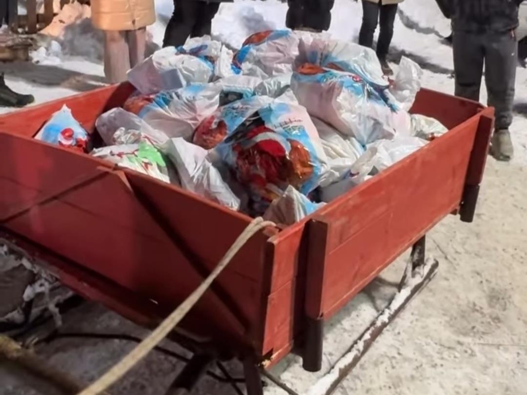 BOŽIĆ BATA NA BELIM SANKAMA! Pravoslavna Nova godina dočekana uz paketiće, konja i vatromet u zlatiborskoj Jablanici
