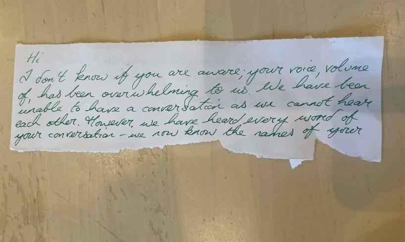 Žena u kafiću dobila poruku od neznanca: "Nažalost, čuli smo svaku reč vašeg razgovora"