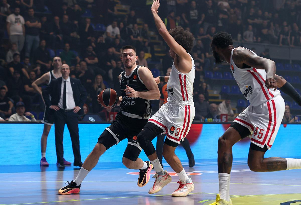 KOŠARKAŠI KRENULI U SVLAČIONICU, GROBARI IH VRATILI NAZAD! Navijači Partizana postrojili igrače