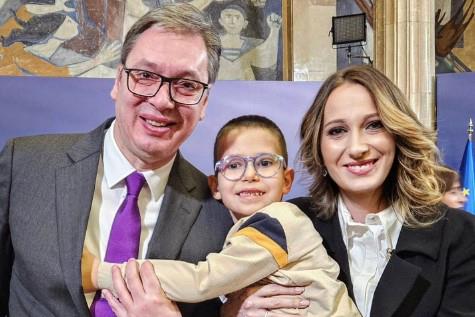 DRŽAVA BRINE O SVOM NARODU, OVA VLAST NAM JE OMOGUĆILA LEČENJE DETETA Hrabra majka čiji sin boluje od retke bolesti: Zbog Vučića, znamo da nismo sami!
