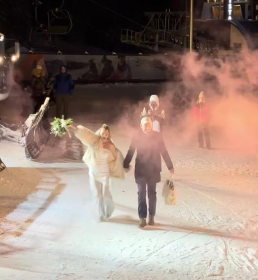 (FOTO) BIVŠI MUŽ ANĐELKE PRPIĆ SE OŽENIO NASRED SKI STAZE! Dario ponovo stao na ludi kamen, par postao glavna atrakcija na Kopaoniku!