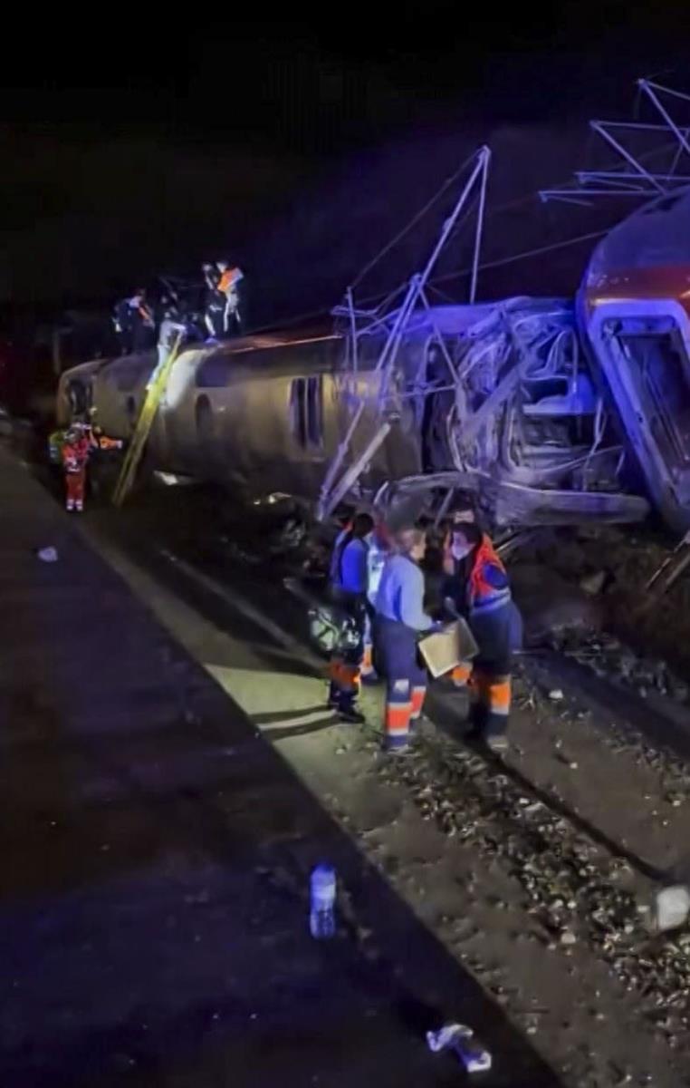 RASTE BROJ MRTVIH Najmanje 21 osoba poginula u stravičnoj nesreći u Španiji: Dva voza se sudarila i iskočila iz šina (FOTO/VIDEO)