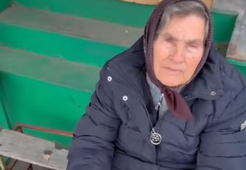 "SINE, PRODALA SAM SAMO JEDNE" Luka prišao baki, veli, po ovom mrazu prodaje vunene čarape da uzme neki dinar, usledila je scena zbog koje bruji Srbija (VIDEO)