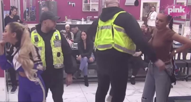 ISPLIVAO UZNEMIRUJUĆI SNIMAK... Ovo je trenutak kada je Aneli udarila Anitu, a ono što je Luka uradio zgrozilo je sve (VIDEO) Kép