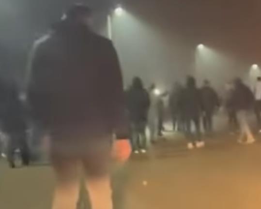 SAČEKUŠA ZA DELIJE U TUZLI! Navijači Crvene zvezde napadnuti kod aerodroma po povratku iz Malmea - isplivali snimci (VIDEO) Kép