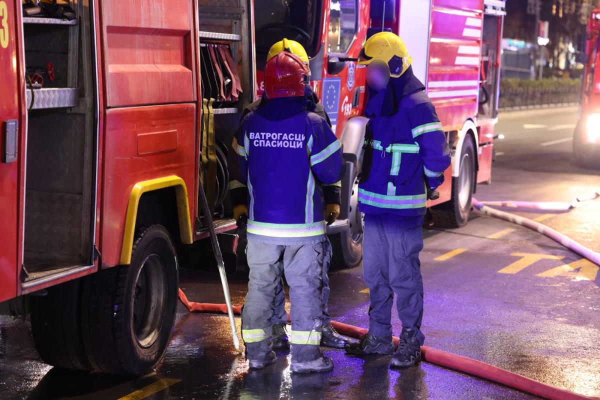 FIRE IN THE CENTER OF NIŠ: Fire that broke out in a container HIT 2 PARKED CARS, firefighters intervened immediately