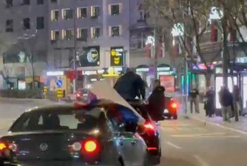 BEOGRAĐANI IZAŠLI NA ULICE DA PROSLAVE ZLATO VATERPOLISTA: Pogledajte detalje slavlja iz centra grada Kép