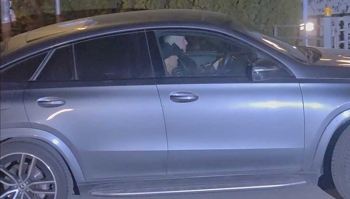 KURIR PAPARACO: JK ušla u stan, pa odmah proverila kakvu je štetu napravio Tošić: Karleuša na prozoru, evo ko ju je sačekao posle skandala (FOTO) Kép