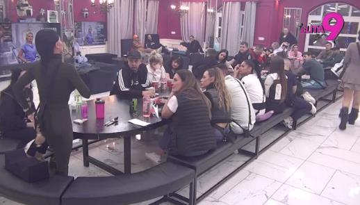 HAOS U ELITI! Aneli Ahmić i Jakšićka zaurlale jedna na drugu, razlog izuva iz cipela (VIDEO) Kép