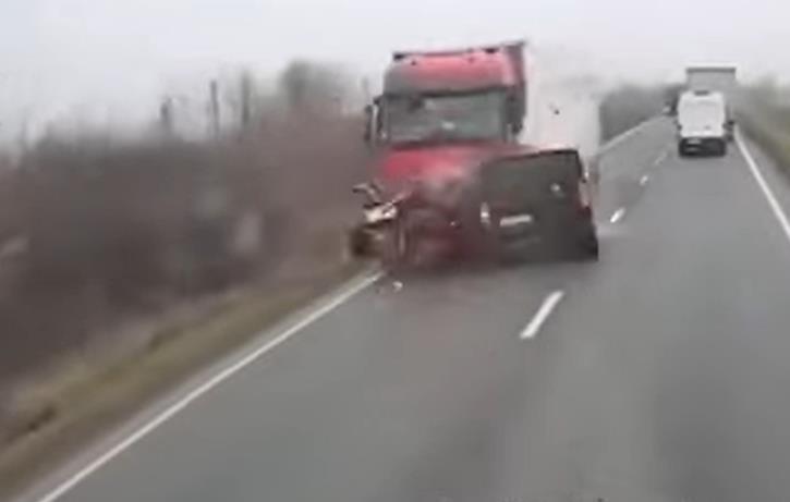 Pogledajte trenutak kada se kombi sa navijačima Paoka zakucao u kamion (video)