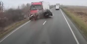 HOROR! VOZILO SA NAVIJAČIMA SE RASPALO U PARAMPARČAD: Šta se dogodilo tri sekunde pre tragedije?! Vozač nije kočio...