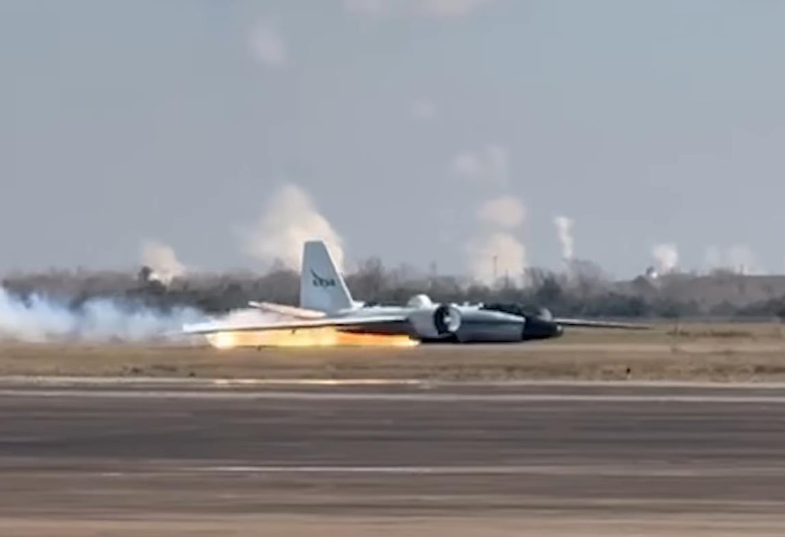 DRAMA U HJUSTONU: Avion NASA sleteo "na stomak", sevnuo plamen (VIDEO)