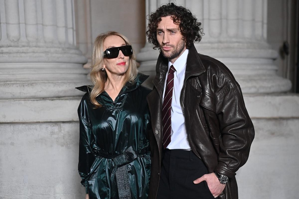 Najlepši muškarac sveta pozirao sa 23 godine starijom suprugom: Blistali u usklađenim kombinacijama na Nedelji mode u Parizu! Kép