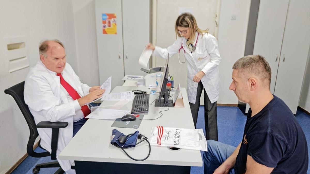 Poseban karavan juče stigao u Lučane! Masovan odziv na preventivne preglede: Mladić od 22 godine imao visok pritisak - teške bolesti dolaze i bez simptoma FOTO Kép