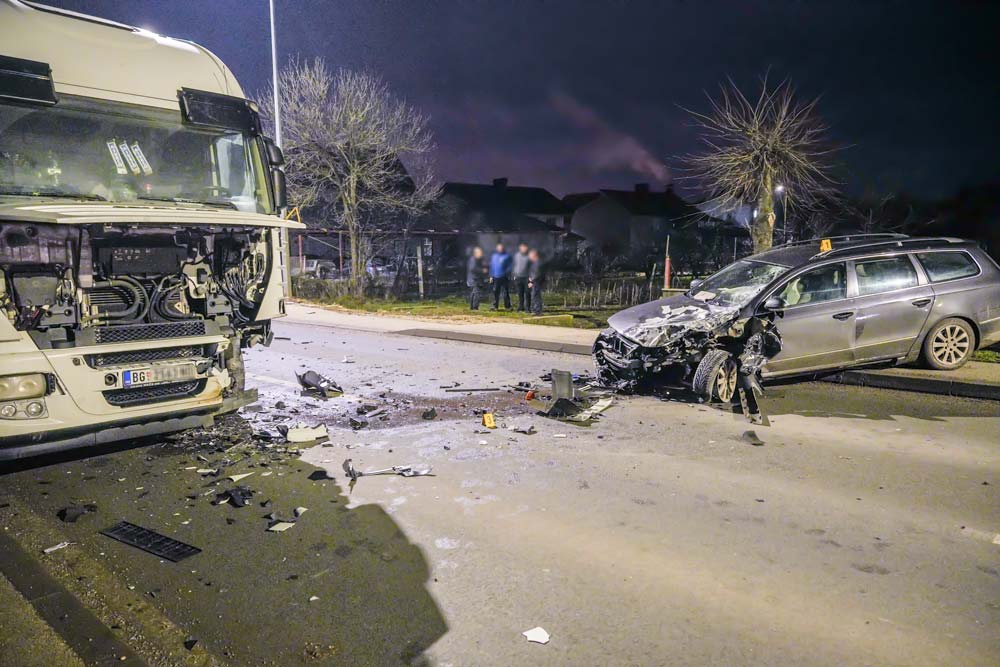TEŽAK UDES U ZAJEČARU Sudarili se automobil i kamion, vozila uništena! Policija i hitna na terenu, saobraćaj obustavljen Kép