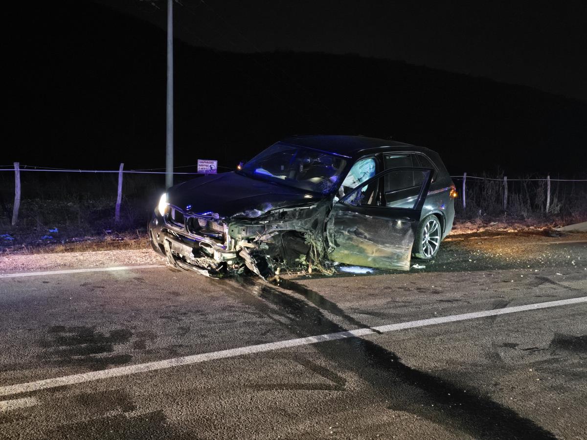 TEŠKA NESREĆA KOD NOVOG PAZARA: Sudarila se dva BMW-a, oba vozila SMRSKANA! Prizori s mesta udesa su stravični, ima povređenih (VIDEO, FOTO) Kép