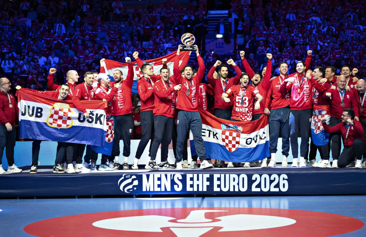 SKANDAL U HRVATSKOJ NAKON BRONZE NA EP! Rukometaši zvali Tompsona da slave, a onda je usledila šamarčina! Region u šoku zbog ovog poteza! Obraza nemaju! (VIDEO) Kép