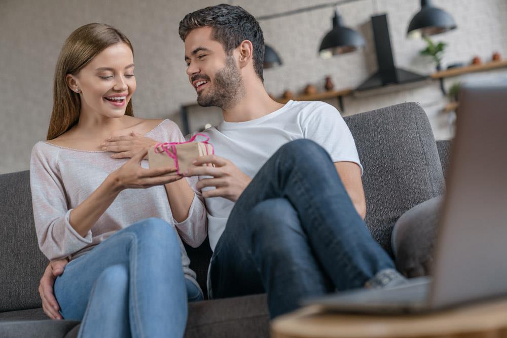 Srbi sve više kupuju punjače i osveživače vazduha da prisluškuju partnere: Samo 1 firma proda i do 600 špijunskih uređaja! Evo ko najviše špijunira u Srbiji! Kép