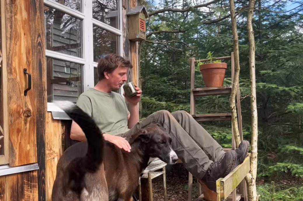 Dao otkaz na poslu i preselio se u šumu: Živi u drvenoj kućici, kupa se kišnicom, a evo kako zarađuje za hleb Kép