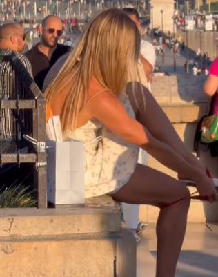 Nasred ulice sela i skinula donji veš, a ono što je posle uradila još više je šokiralo prolaznike