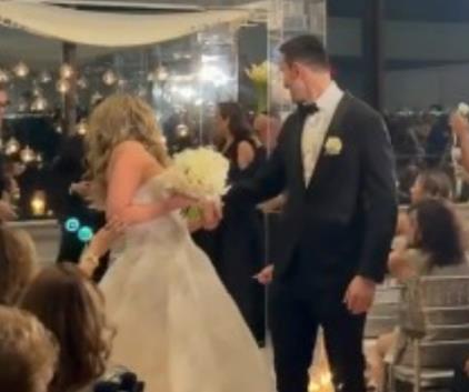 Svekrva na venčanju snaji uradila nešto što će pamtiti: Mlada odjednom "poletela" unazad, zvanice zanemele (Video) Kép