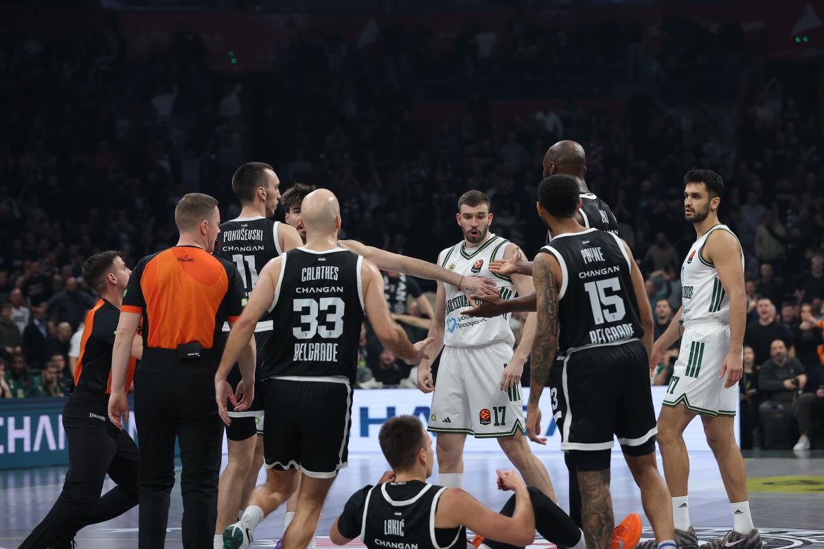 SKANDAL U ARENI - GRCI NE UMEJU DA GUBE: Rogavopulos patosirao Lakića, nastala opšta tuča! Kép