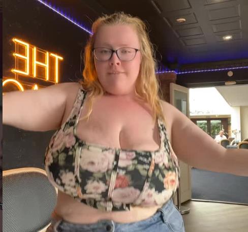 Tijanine grudi ne prestaju da rastu: "Na leđima teško dišem", borila se s uvredama, a onda je unovčila "problem" Kép