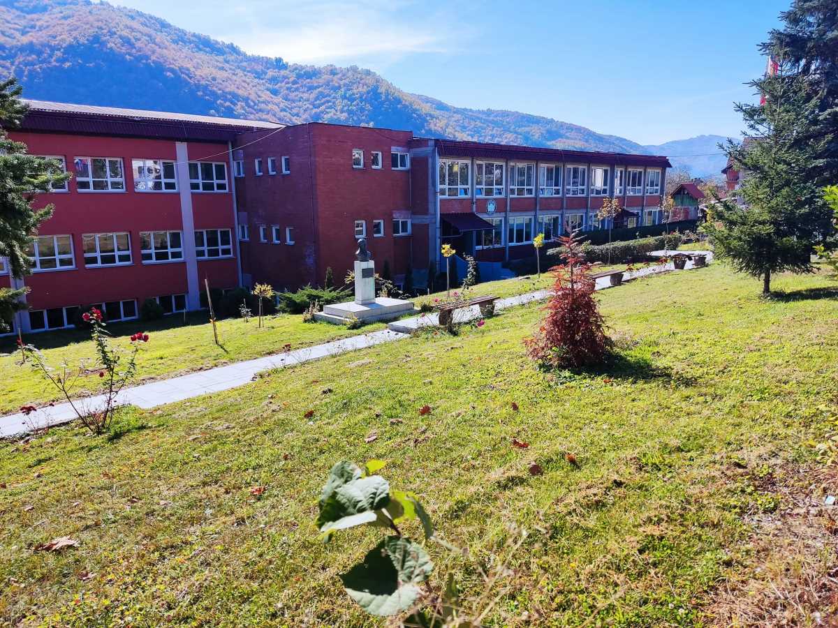 ČETIRI MILIONA DINARA ZA STIPENDIJE I SAMOZAPOŠLJAVANJE Podrška studentima i nezaposlenima u Brusu Kép