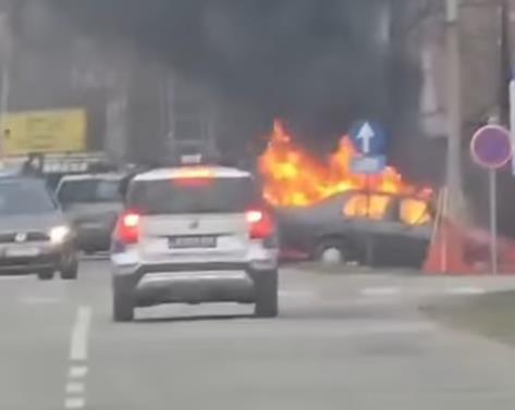 IZGOREO AUTOMOBIL U BAČKOJ PALANCI Buktinja u potpunosti progutala vozilo! (VIDEO) Kép