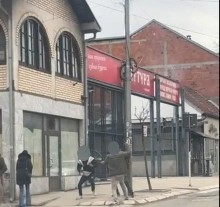 MAKLJAŽA USRED DANA U PROKUPLJU Trojica se sukobila, sevale pesnice, a onda je usledio neočekivan kraj Kép