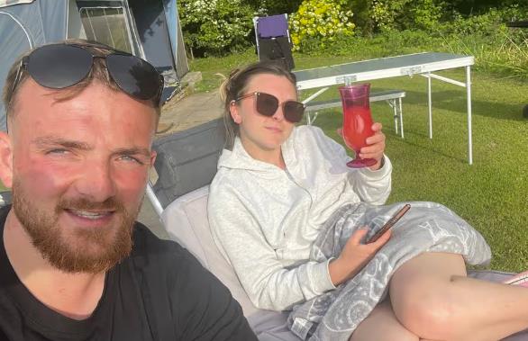 "Napustili smo posao od devet do pet i sada živimo kao kraljevi" Sara (29) i njen dečko (29) štede više od 2.000 evra mesečno Kép