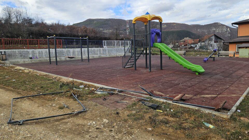 NOVO DEČJE IGRALIŠTE U NASELJU RAVNE POLOMLJENO I UNIŠTENO: Kamere snimile napad na prostor za najmlađe, građani Prijepolja ogorčeni Kép