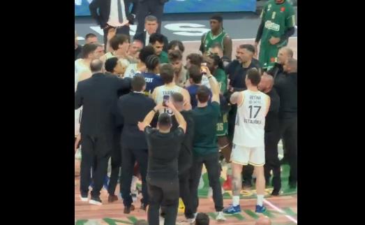 BURNE SCENE U ATINI: Matijas Lesor pobesneo, uleteo na teren i nasrnuo na Boldvina! Kép