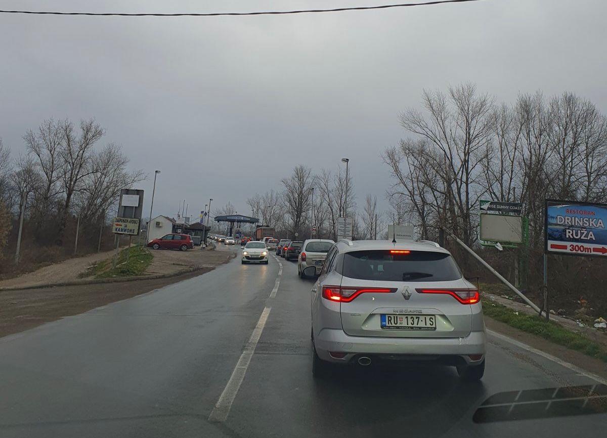 TRAFFIC JAMS AT THE BORDER WITH BOSNIA AND HERZEGOVINA: Waiting up to an hour at Pavlović Bridge and Sremska Rača (PHOTO)